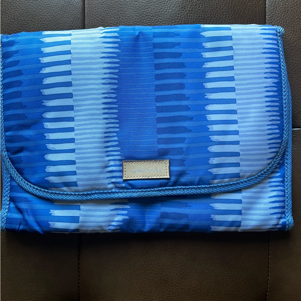 Hanging jewelry pouch